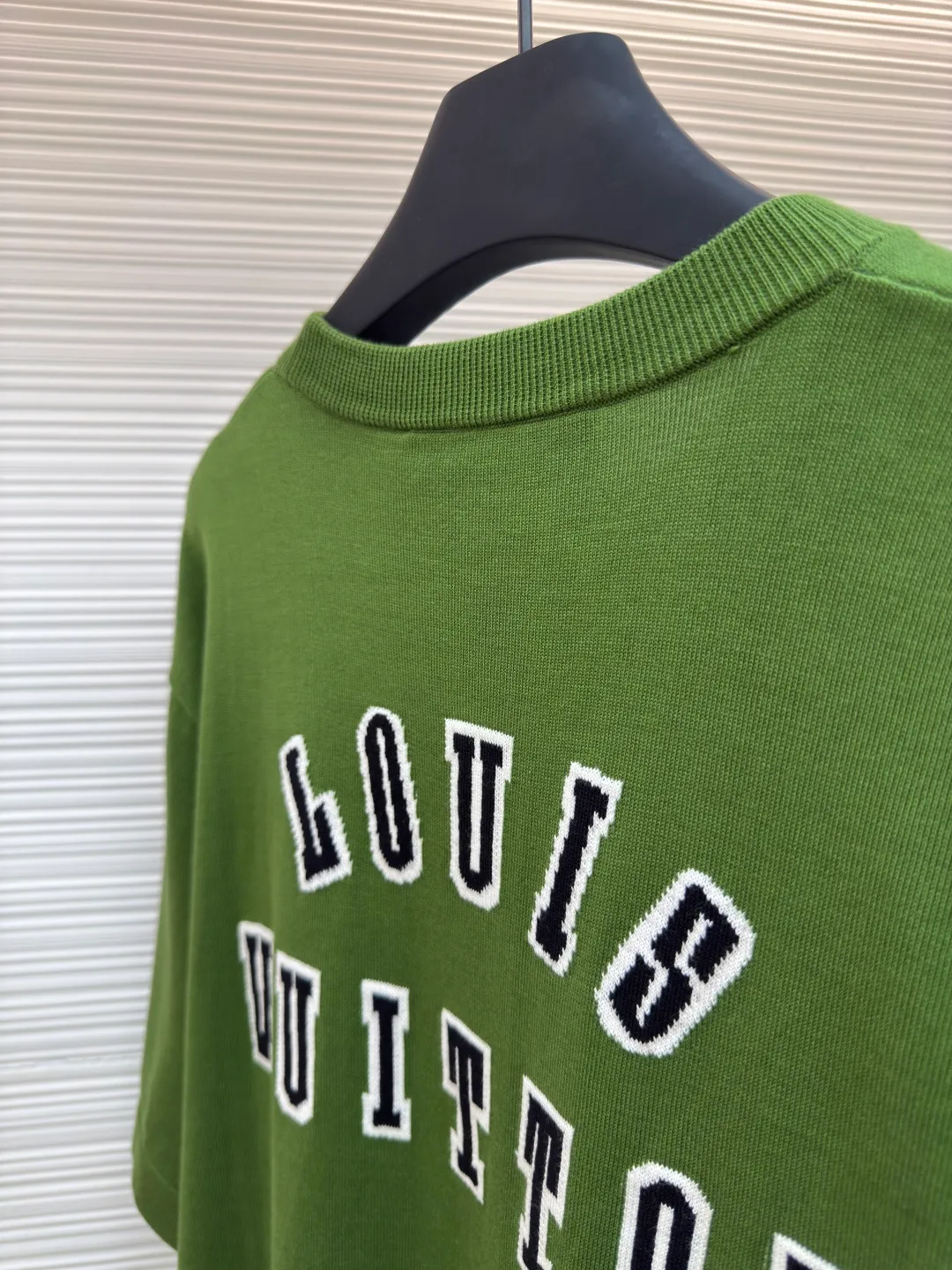 LOUIS VUITTON Golden Retriever Puppy Woolen Short Sleeves ●Authentic product: purchased and developed by 8706 ●Item number: 1680011-A65 ●Fabric: high-quality pure cotton ●Technology: Woolen ●Version: Fitted version ●Size: XS-S-M-L ●Description: It is made of high-quality pure cotton 14S fine knitted fabrics and wool hanging machines imported from Germany. The knitting threads are color-matched to the original garments, environmentally friendly fixed dyeing, and customized cotton yarns are introduced. The jacquard fabrics require fine yarn counts and extremely high requirements for raw cotton. The inlaid logo pattern on the chest and back is a pattern drawn by computer scanning. The pattern is exquisite and delicate. The jacquard is made of imported high-quality cotton yarn fabric with warp and weft interlaced to form a jacquard pattern structure. It is not only beautiful and elegant, but also has a certain artistic value. The overall wiring is straight and delicate. The fabric is comfortable and soft. The color is consistent and there is no color difference. The overall wiring is straight and delicate. It can be matched with the same style to create a fashionable look and control various occasions. Customized accessories, complete with three standards, same style for men and women!